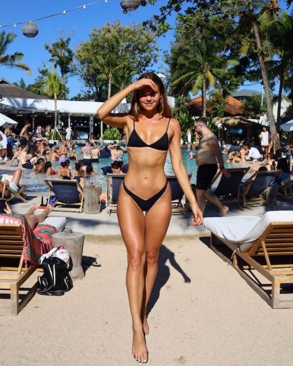 Girls In Bikinis (45 pics)