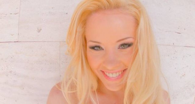 Russian Adult Star Lola Taylor Offers Sex For The First