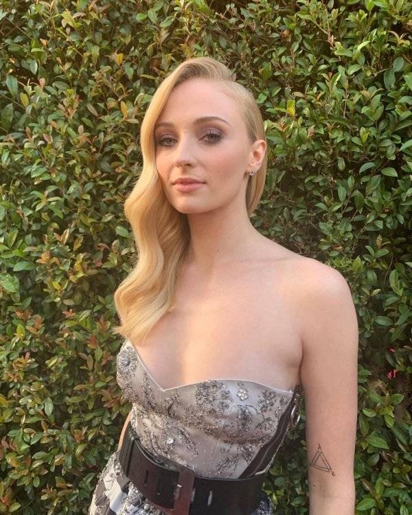 Sophie Turner Answers Questions In Instagram (23 pics)