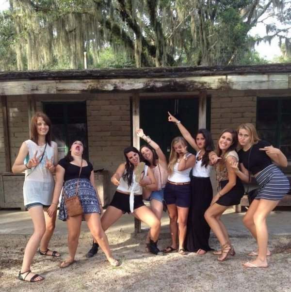 People Doing Weird Things (33 pics)