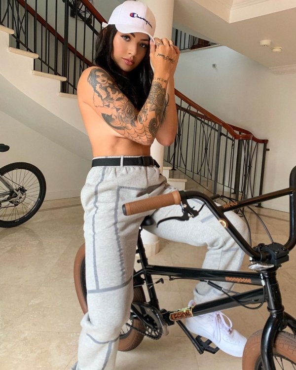 Bike Beauties (39 pics)