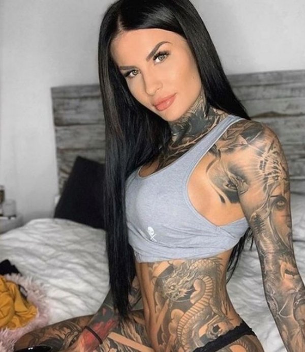 Girls Loves With Tattoos (35 Photos)