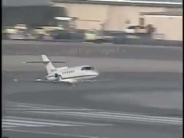 Pilot Lands Plane Without Landing Gear
