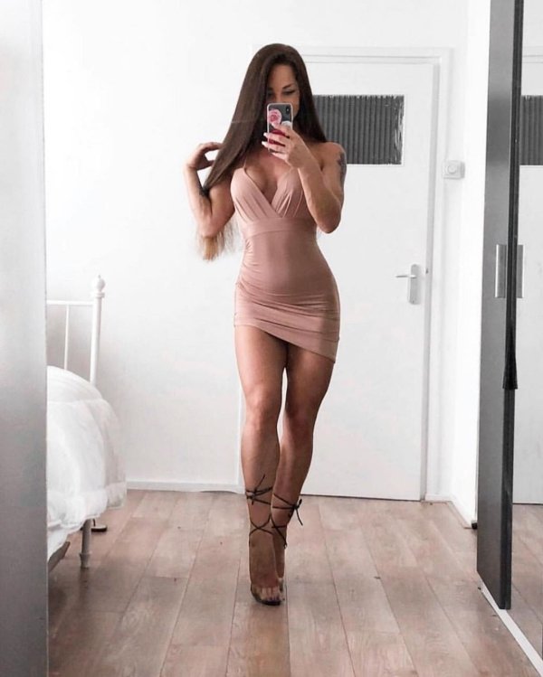 Girls In Tight Dresses (53 pics)