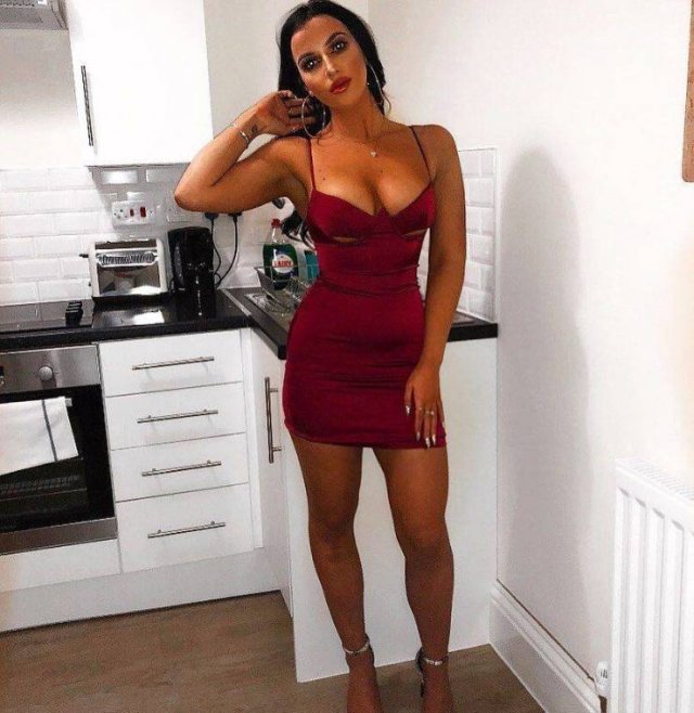 Girls In Tight Dresses (57 pics)