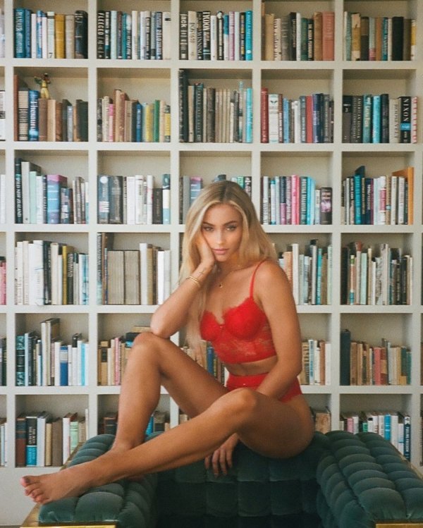 Girls In Lingerie (35 pics)