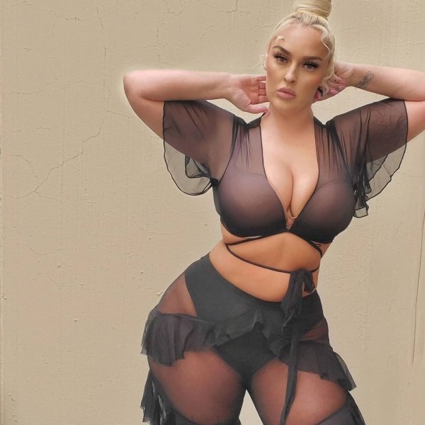 Girls In Lingerie (35 pics)