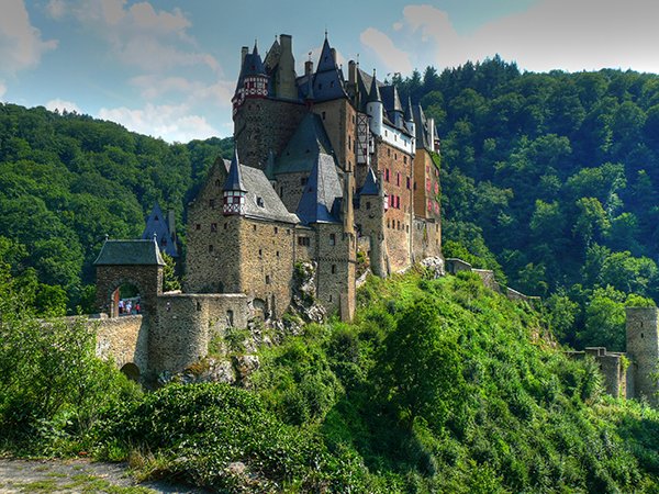 Beautiful Castles To Dream About Visiting This Summer (20 pics)