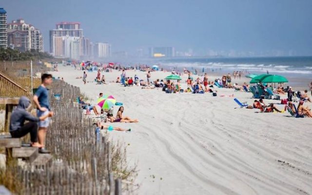 South Carolina Hasn't Heard About Social Distancing (31 pics)
