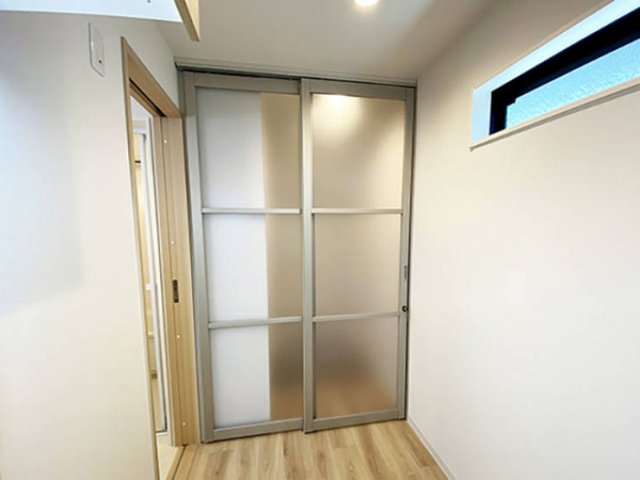 Japanese Apartments For Human And His Cat (16 pics)