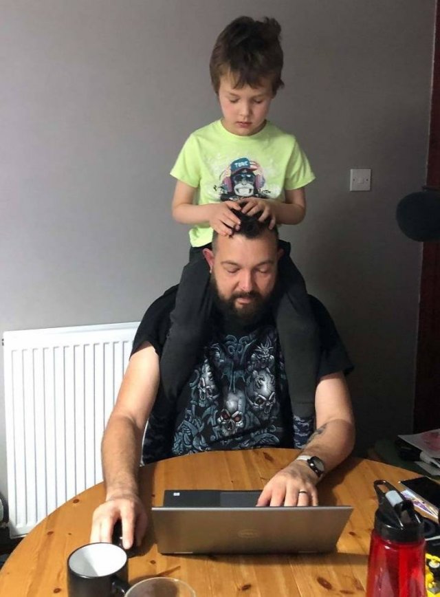 Working From Home Having Small Children Around (15 pics)