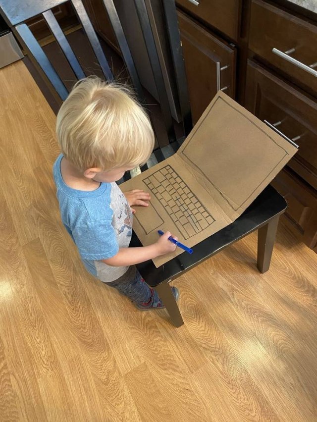Working From Home Having Small Children Around (15 pics)