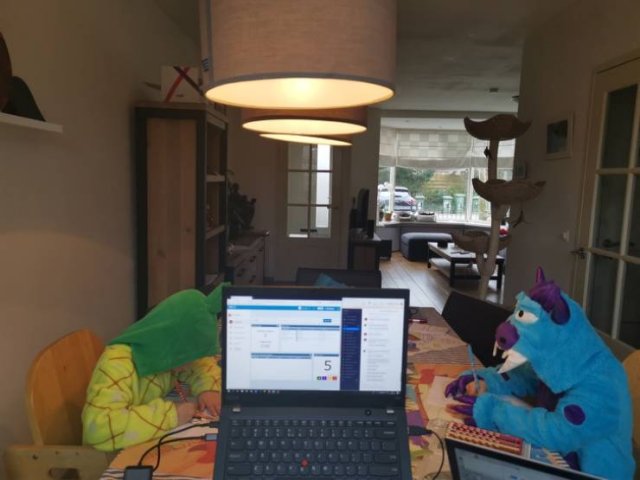 Working From Home Having Small Children Around (15 pics)
