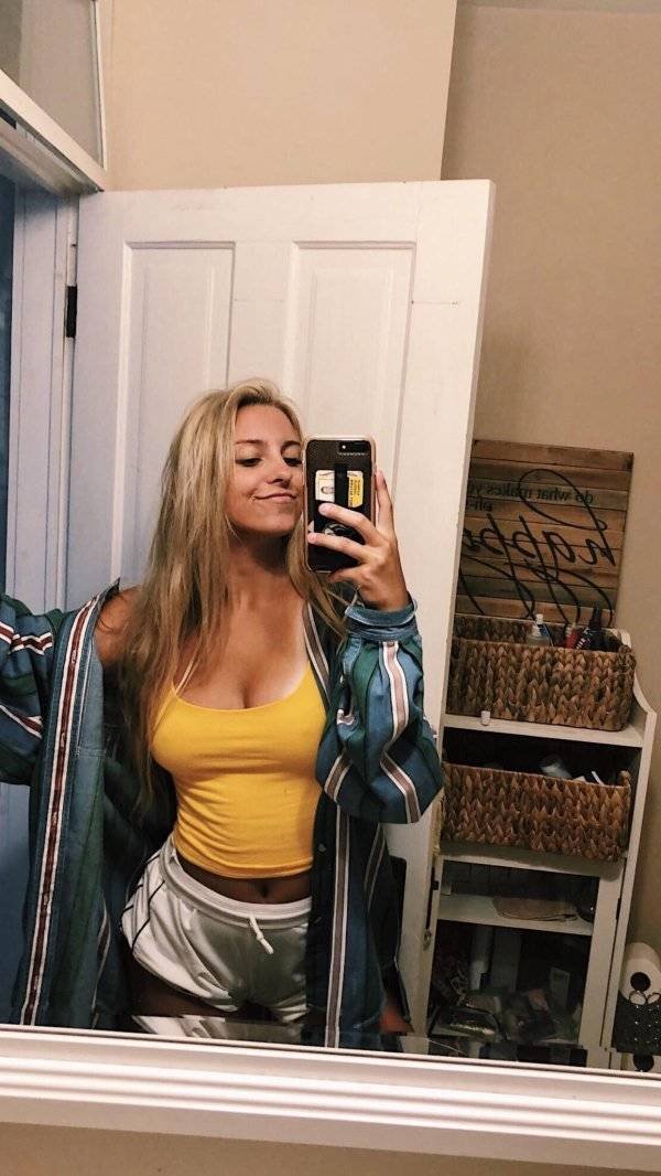 Girls Doing Selfies (40 pics)