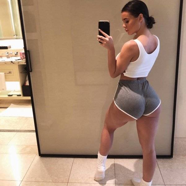 Girls Doing Selfies (40 pics)