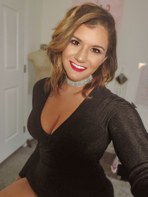 Busty Girls (69 pics)