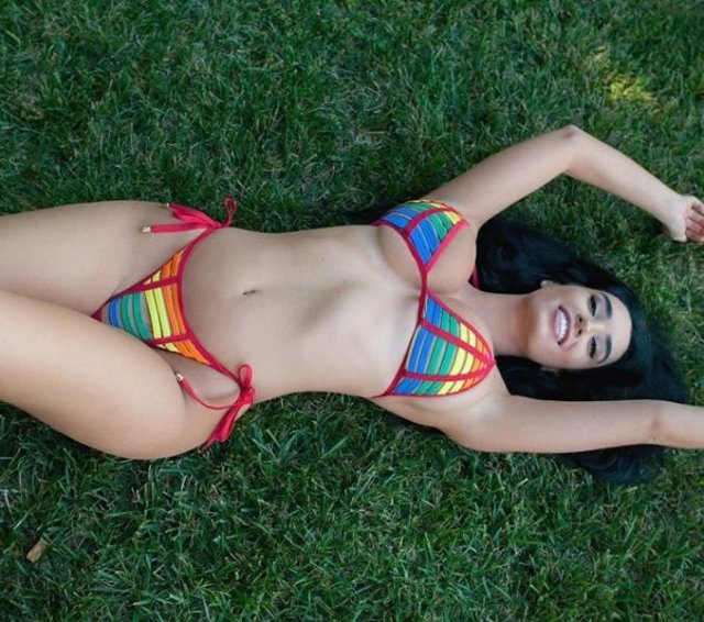 Bikini Girls (51 pics)