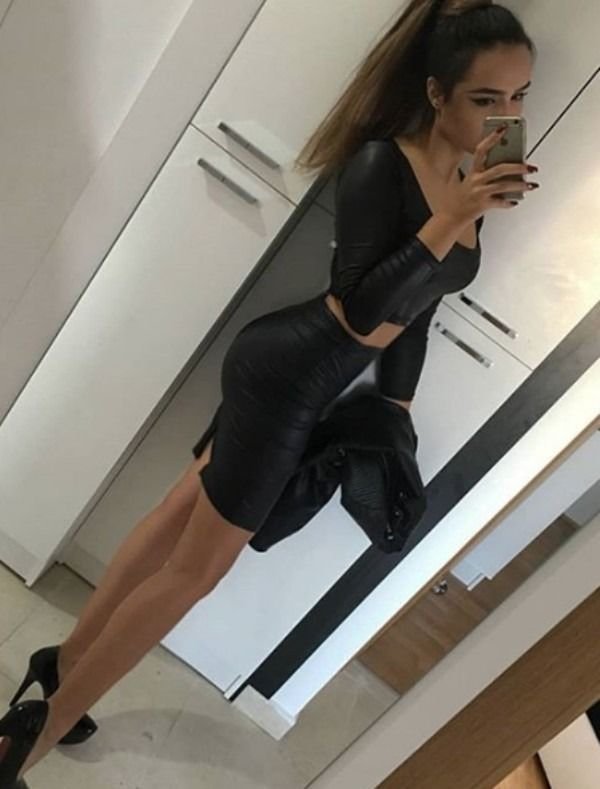 Girls In Latex And Leather (39 pics)