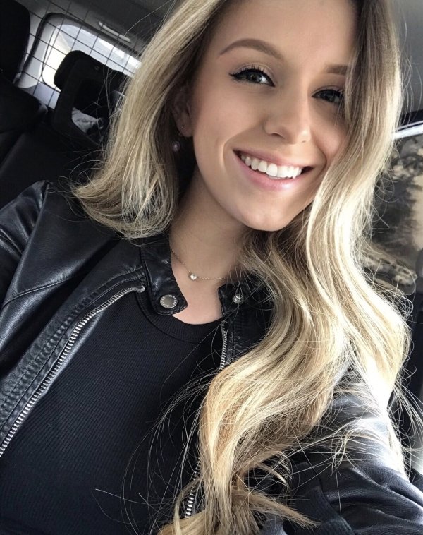 Girls In Latex And Leather (39 pics)