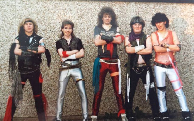 Weird Bands Posing Photos (25 pics)