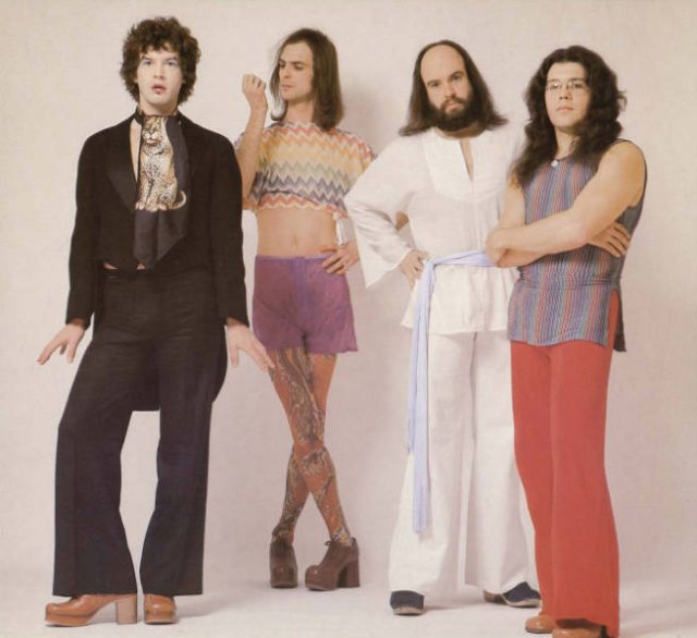 Weird Bands Posing Photos (25 pics)