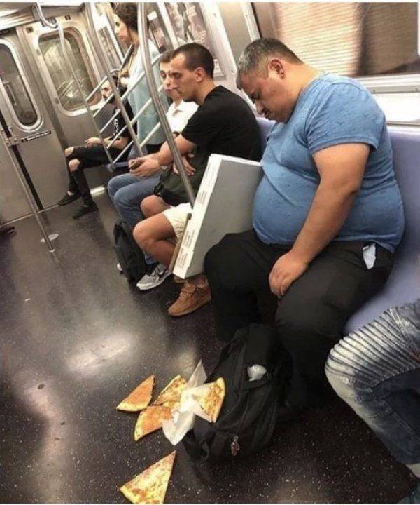Unusual Subway Passengers (33 pics)