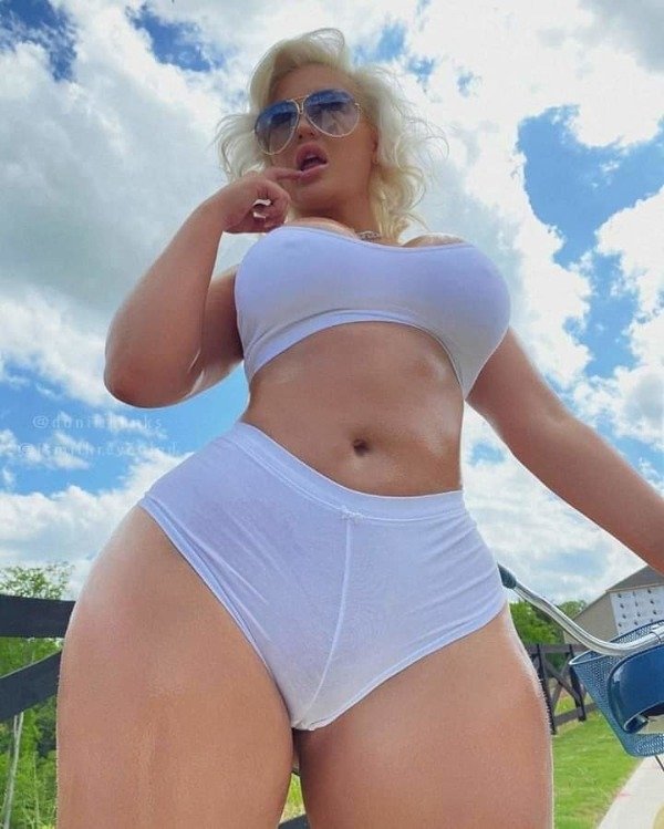 Braless Girls (37 pics)