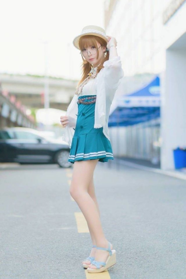This Chinese Cosplayer 'Crome' Has A Secret (7 pics)