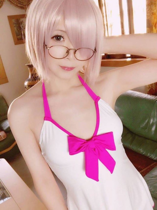 This Chinese Cosplayer 'Crome' Has A Secret (7 pics)