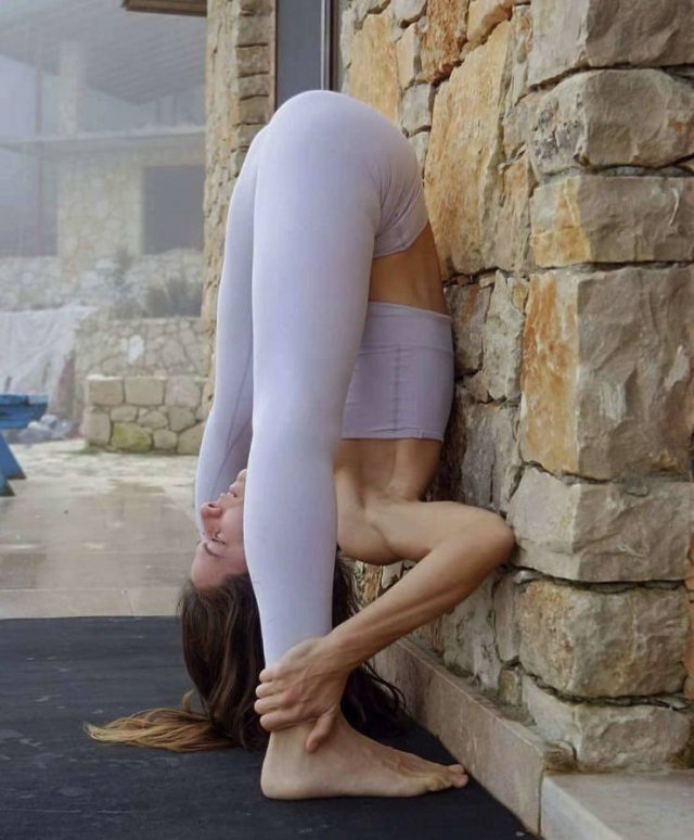 Girls In Yoga Pants (52 pics)