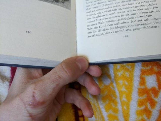 Book Lovers Struggles (40 pics)