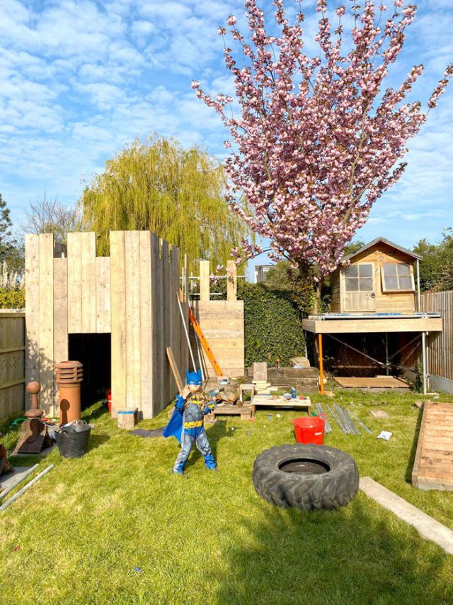 Awesome DIY Backyard Fortress For Kids (19 pics)