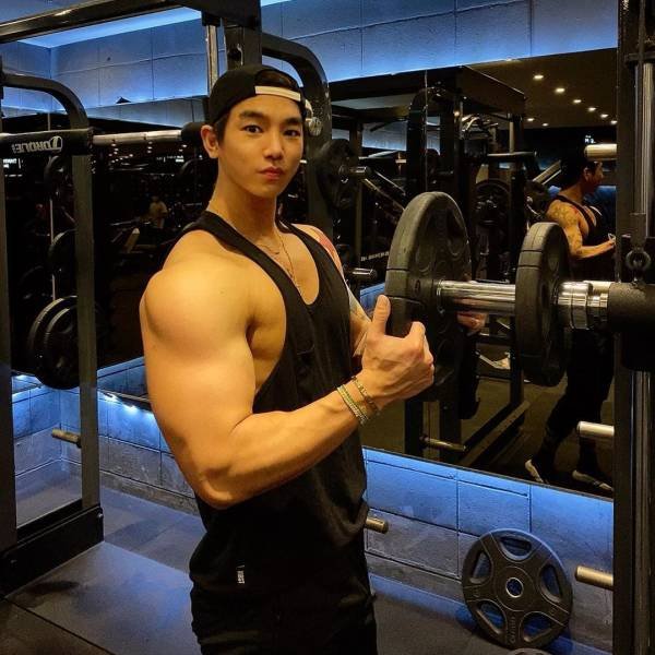 Something's Wrong With This Bodybuilder (15 pics)
