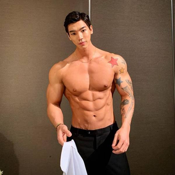 Something's Wrong With This Bodybuilder (15 pics)