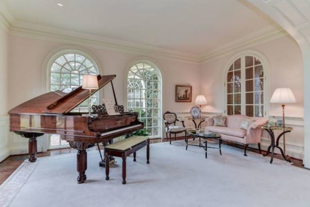 Look At This Luxury Mansion (28 pics)