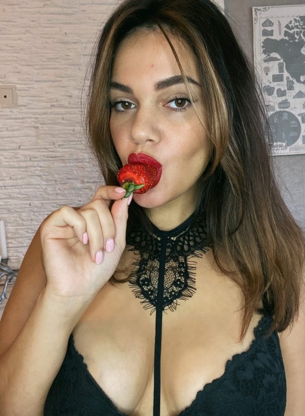 Busty Girls (57 pics)