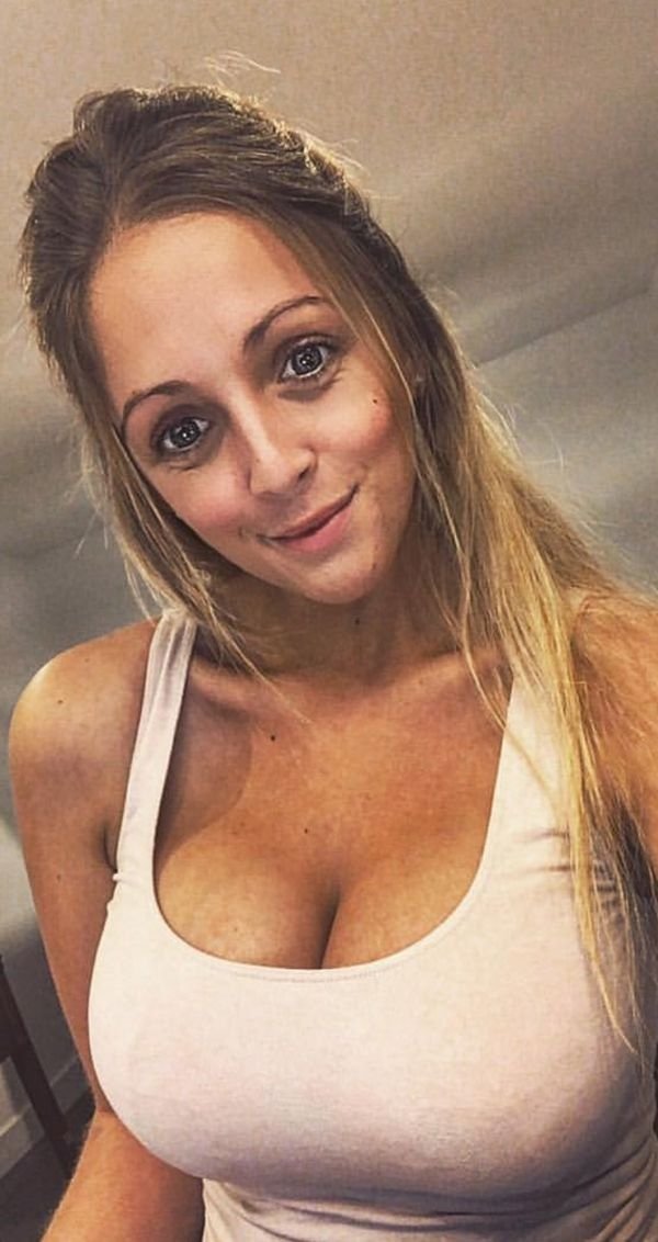 Busty Girls (57 pics)