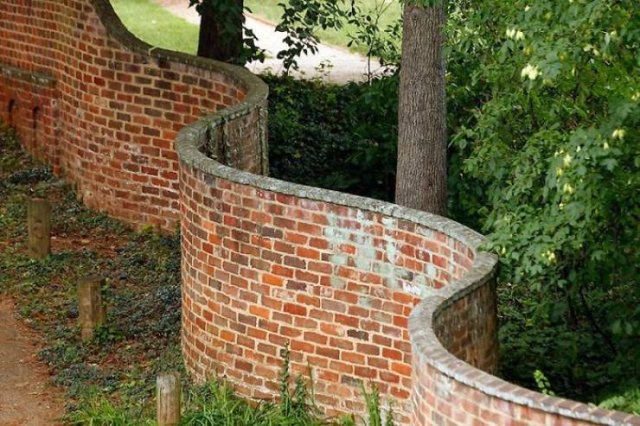 UK Wavy Brick Walls (16 pics)