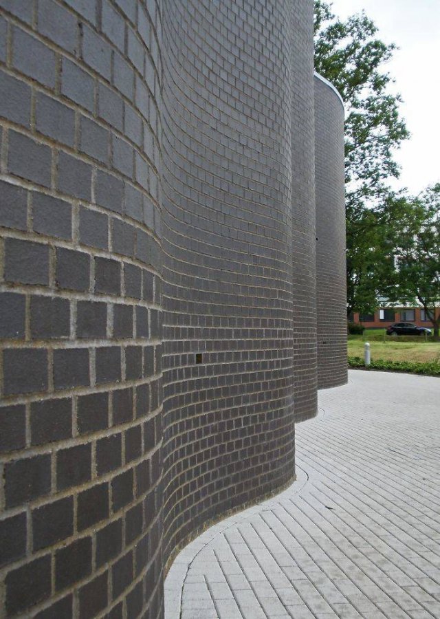 UK Wavy Brick Walls (16 pics)