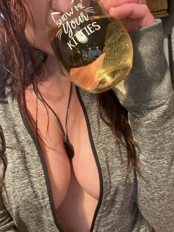 Busty Girls (51 pics)