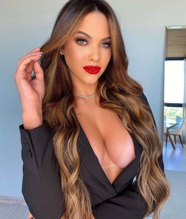 Busty Girls (51 pics)