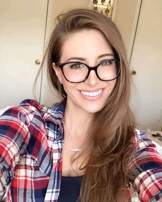 Girls In Glasses (52 pics)
