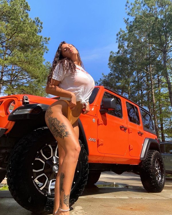 Girls And Trucks (47 pics)