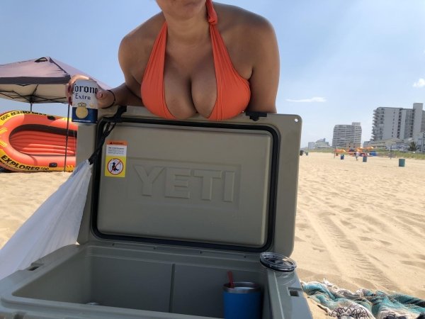 Busty Girls (39 pics)