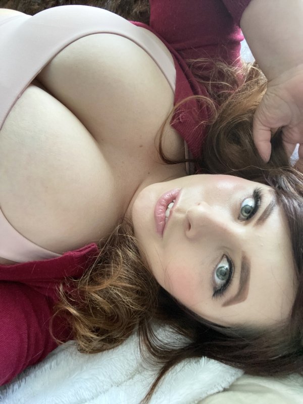 Busty Girls (39 pics)