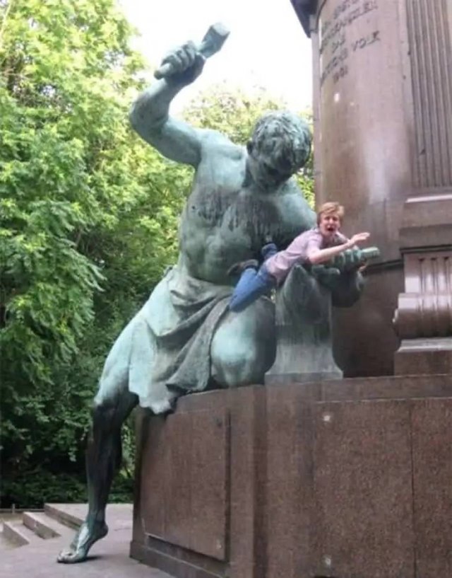 Posing With Statues (50 pics)