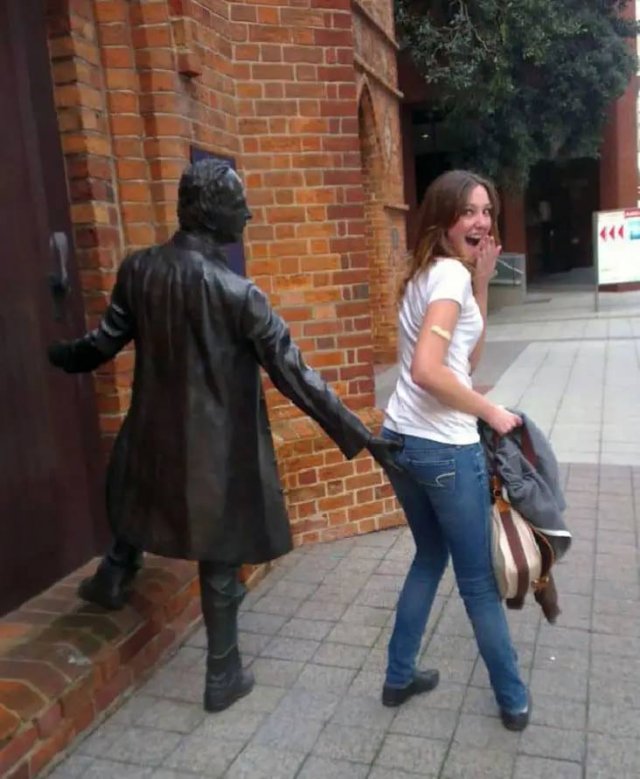 Posing With Statues (50 pics)