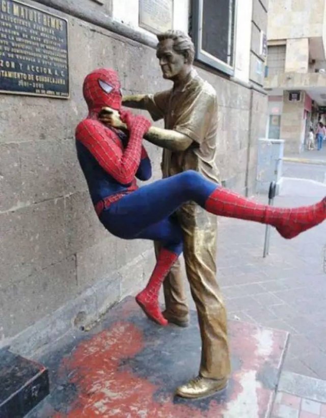 Posing With Statues (50 pics)