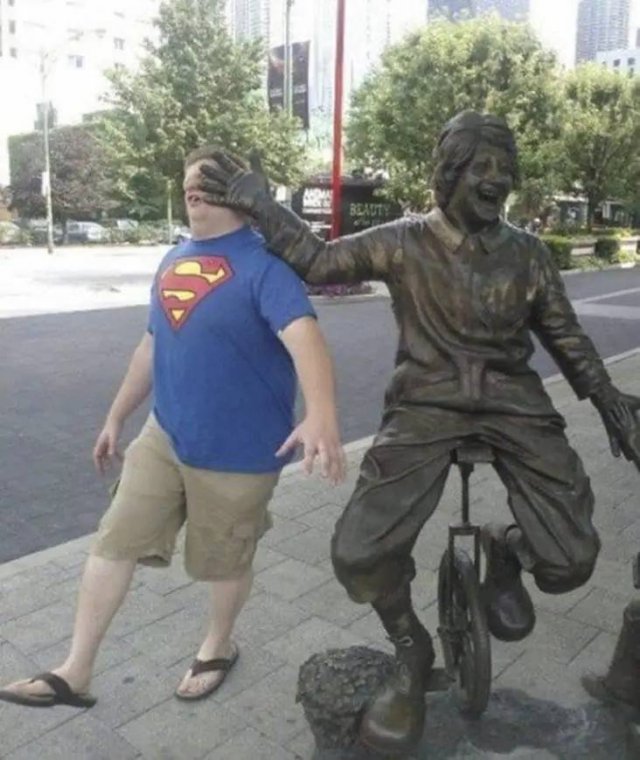 Posing With Statues (50 pics)