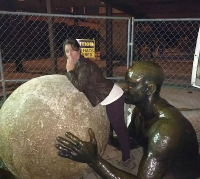 Posing With Statues (50 pics)